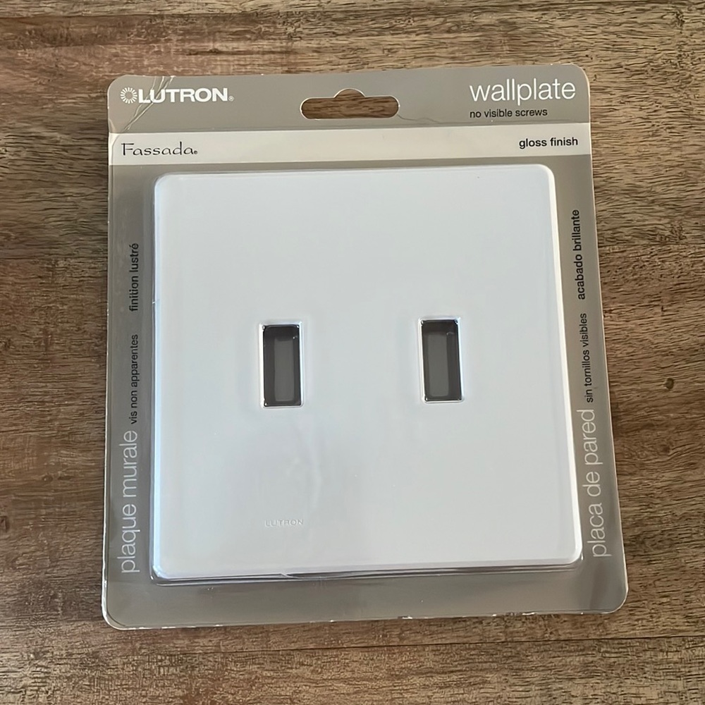 Lutron  Fassada 2-Gang Standard Screwless Toggle Wall Plate, White